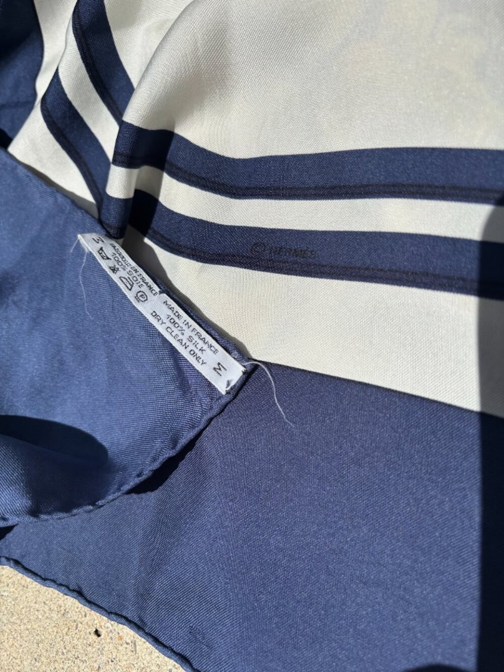 Authentic HERMES Carre 90 Scarf "BRIDES de GALA" Silk Navy Blue White - Picture 5 of 6